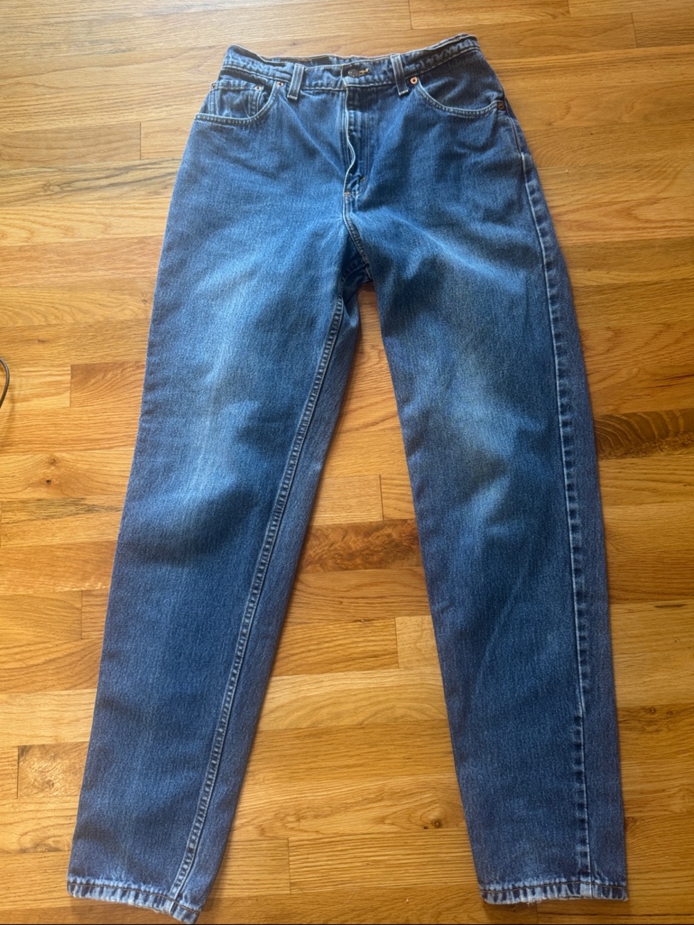 90s Vintage Levi’s 550 Relaxed Tapered Leg Jeans - Classic Medium Wash